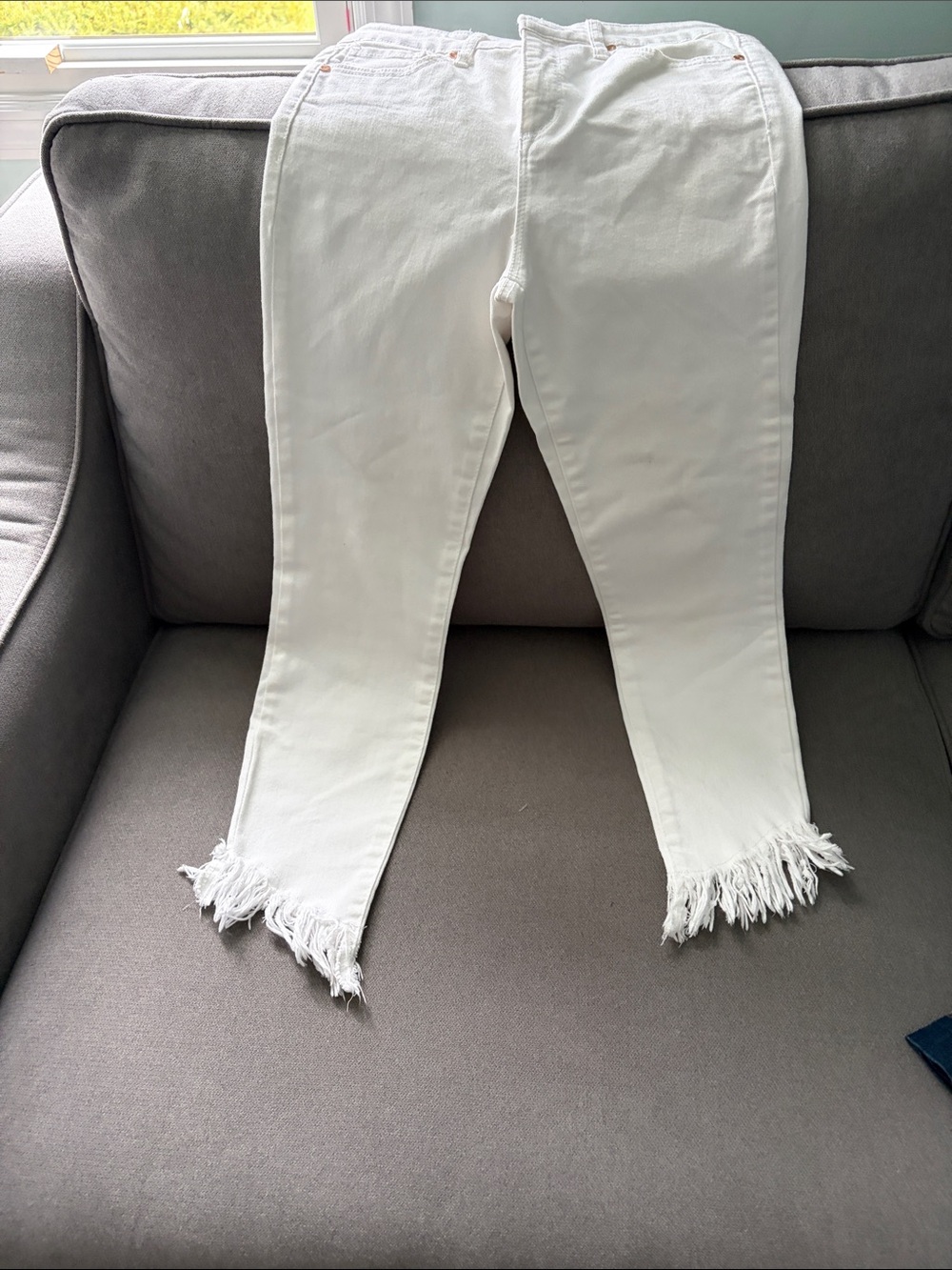 sofia by sofia vergara White Cropped Ankle Jeans